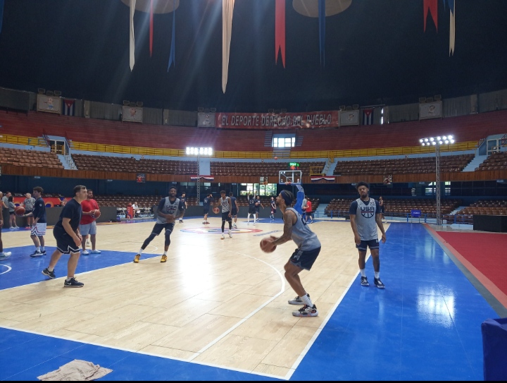 El equipo de baloncesto de Estados Unidos entrenó en el Coliseo de la Ciudad Deportiva 